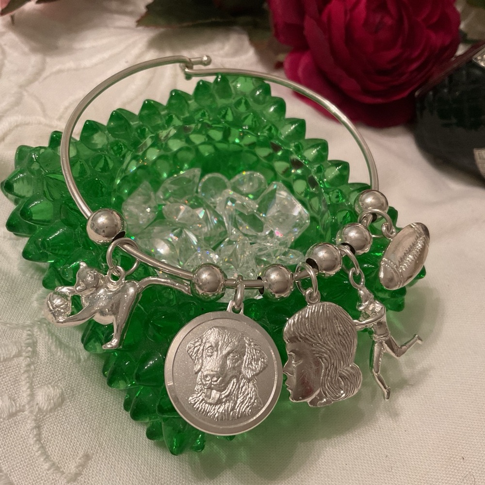 VTG. 925 STERLING SILVER CHARM BANGLE WITH 5 STERLING CHARMS & SIX 925 SPACERS